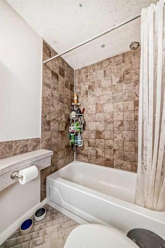 4-810 2 Street Ne, Calgary, AB - Indoor Photo Showing Bathroom