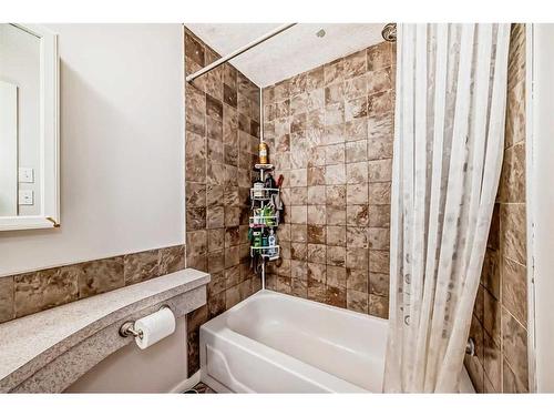 4-810 2 Street Ne, Calgary, AB - Indoor Photo Showing Bathroom