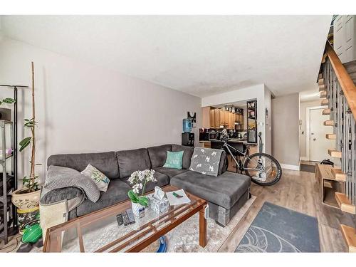 4-810 2 Street Ne, Calgary, AB - Indoor Photo Showing Living Room