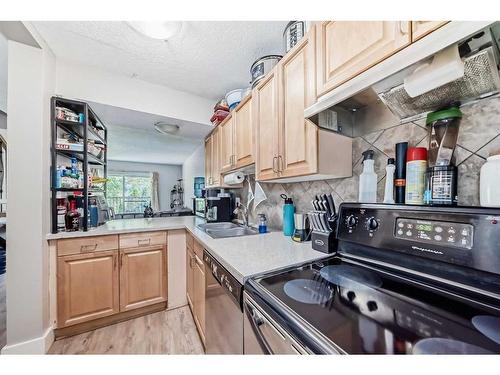 4-810 2 Street Ne, Calgary, AB - Indoor Photo Showing Kitchen