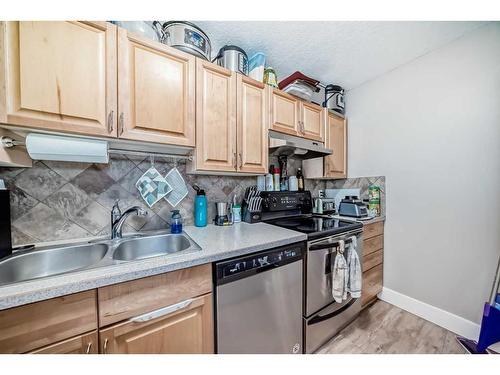 4-810 2 Street Ne, Calgary, AB - Indoor Photo Showing Kitchen With Double Sink