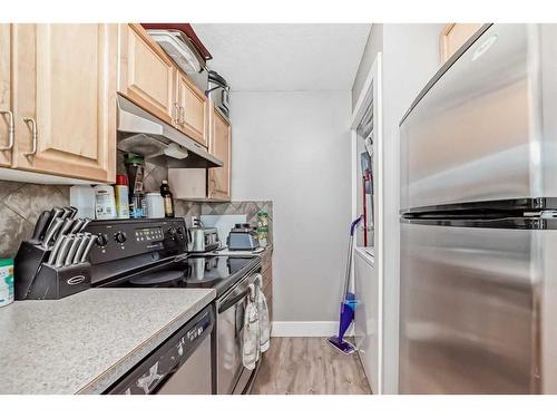 4-810 2 Street Ne, Calgary, AB - Indoor Photo Showing Kitchen