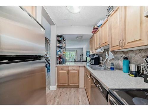 4-810 2 Street Ne, Calgary, AB - Indoor Photo Showing Kitchen