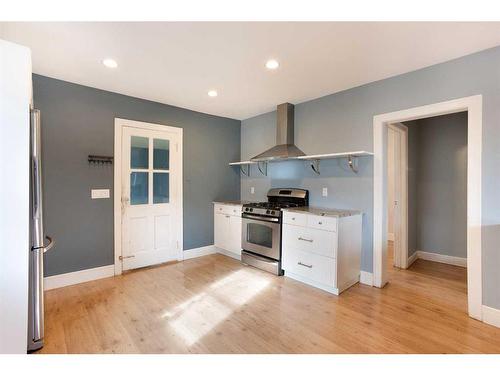 2321 Spiller Road Se, Calgary, AB - Indoor Photo Showing Kitchen