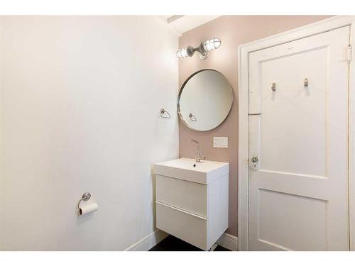 2321 Spiller Road Se, Calgary, AB - Indoor Photo Showing Bathroom