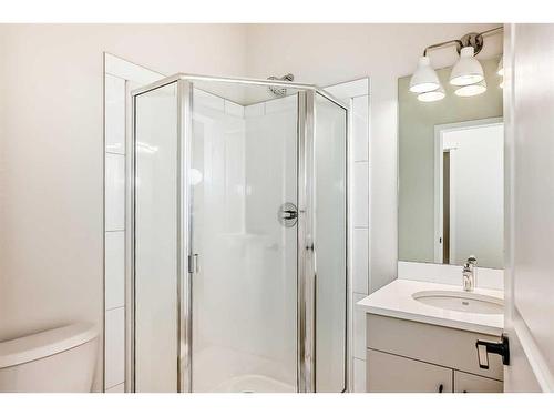 246 Hotchkiss Manor Se, Calgary, AB - Indoor Photo Showing Bathroom