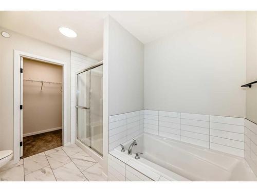 246 Hotchkiss Manor Se, Calgary, AB - Indoor Photo Showing Bathroom