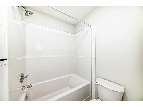 246 Hotchkiss Manor Se, Calgary, AB - Indoor Photo Showing Bathroom