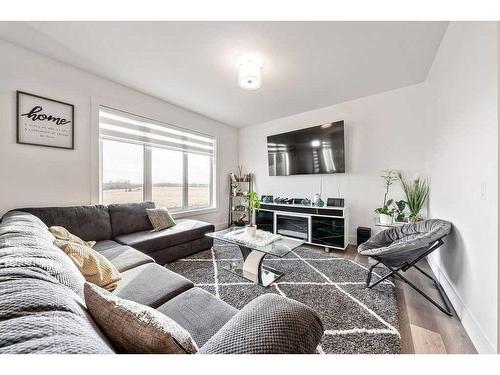 507 Monterey Drive Se, High River, AB - Indoor Photo Showing Living Room