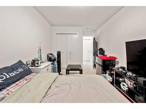 507 Monterey Se, High River, AB - Indoor Photo Showing Bedroom