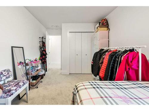 507 Monterey Se, High River, AB - Indoor Photo Showing Bedroom