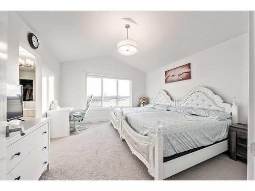 507 Monterey Se, High River, AB - Indoor Photo Showing Bedroom