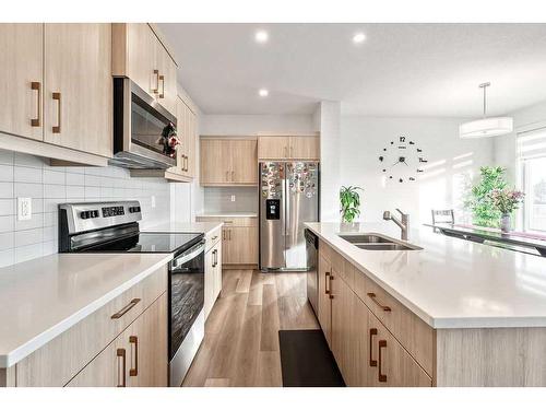 507 Monterey Se, High River, AB - Indoor Photo Showing Kitchen With Double Sink With Upgraded Kitchen