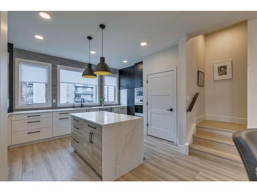 538 23 Avenue Sw, Calgary, AB - Indoor Photo Showing Kitchen With Upgraded Kitchen