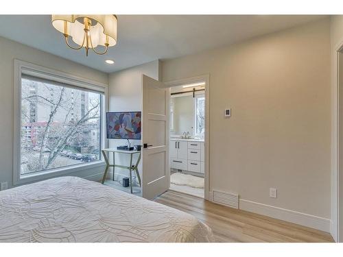 538 23 Avenue Sw, Calgary, AB - Indoor Photo Showing Bedroom