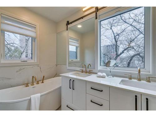 538 23 Avenue Sw, Calgary, AB - Indoor Photo Showing Bathroom