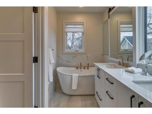 538 23 Avenue Sw, Calgary, AB - Indoor Photo Showing Bathroom