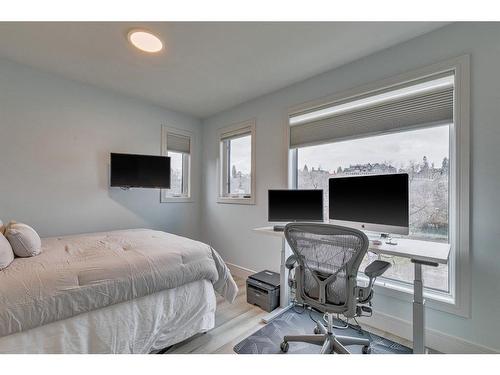 538 23 Avenue Sw, Calgary, AB - Indoor Photo Showing Bedroom