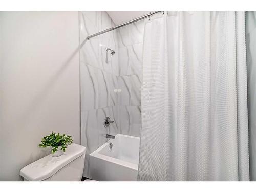 92 Saddlecrest Link Ne, Calgary, AB - Indoor Photo Showing Bathroom