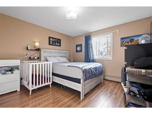 303-10 Dover Point Se, Calgary, AB - Indoor Photo Showing Bedroom