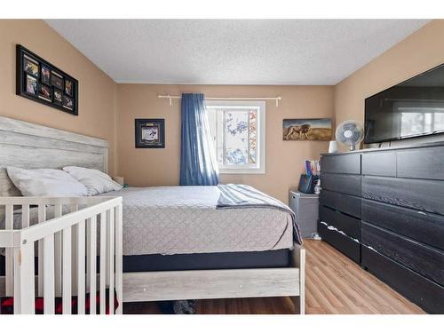 303-10 Dover Point Se, Calgary, AB - Indoor Photo Showing Bedroom