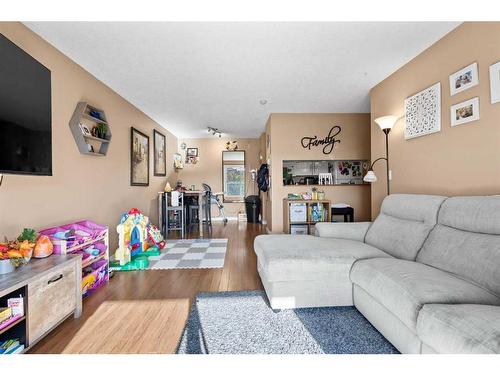 303-10 Dover Point Se, Calgary, AB - Indoor Photo Showing Living Room