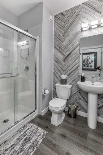 132 Sunrise Common, Cochrane, AB - Indoor Photo Showing Bathroom