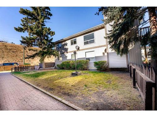 105-219 Huntington Park Bay Nw, Calgary, AB - Outdoor