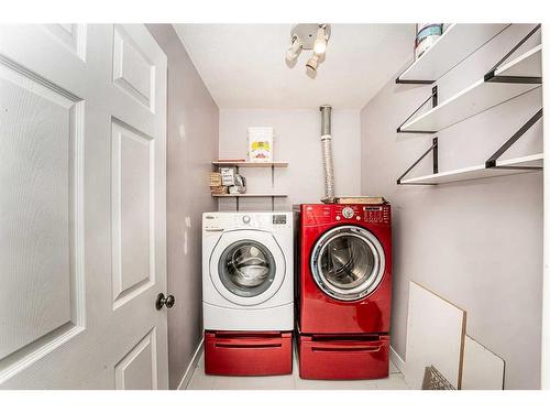 105-219 Huntington Park Bay Nw, Calgary, AB - Indoor Photo Showing Laundry Room