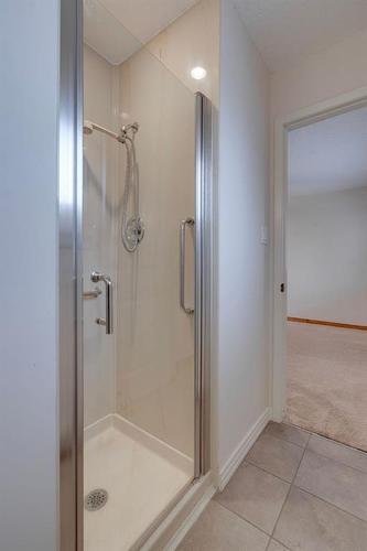 3020 Palliser Drive Sw, Calgary, AB - Indoor Photo Showing Bathroom