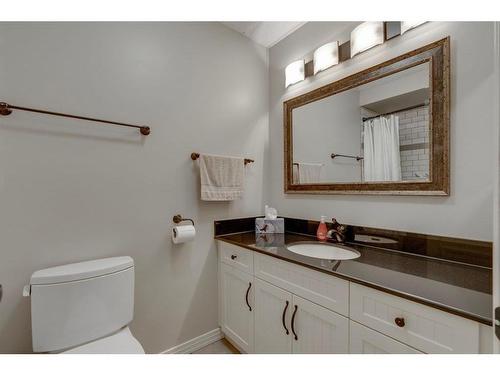 3020 Palliser Drive Sw, Calgary, AB - Indoor Photo Showing Bathroom