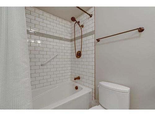 3020 Palliser Drive Sw, Calgary, AB - Indoor Photo Showing Bathroom