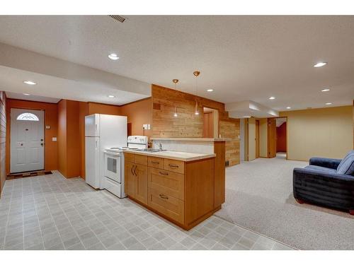 3020 Palliser Drive Sw, Calgary, AB - Indoor Photo Showing Other Room