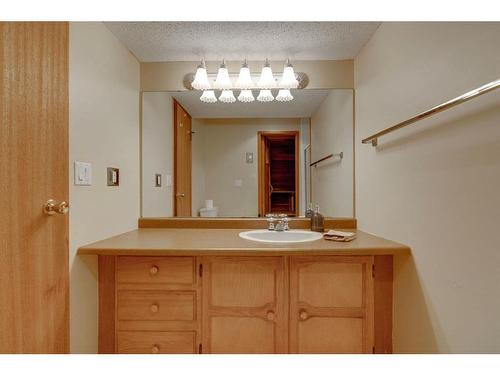 3020 Palliser Drive Sw, Calgary, AB - Indoor Photo Showing Bathroom