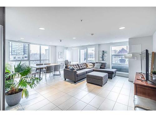 1802-303 13 Avenue Sw, Calgary, AB - Indoor Photo Showing Living Room