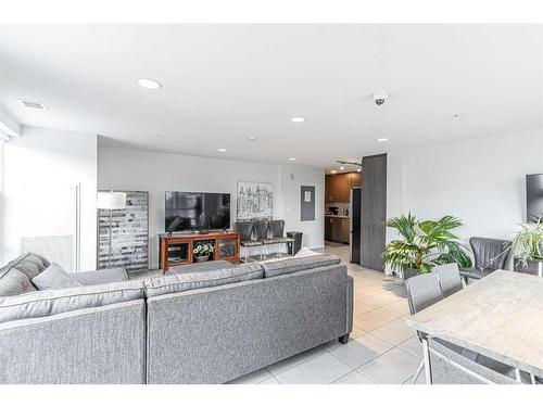 1802-303 13 Avenue Sw, Calgary, AB - Indoor Photo Showing Living Room