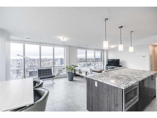 1802-303 13 Avenue Sw, Calgary, AB - Indoor Photo Showing Kitchen With Upgraded Kitchen