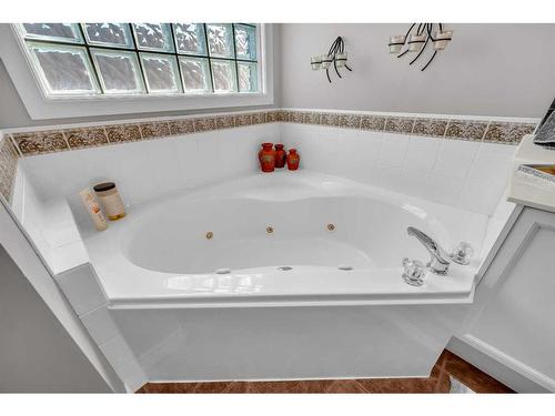 113 West Lakeview Crescent, Chestermere, AB - Indoor Photo Showing Bathroom