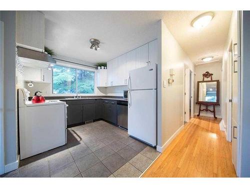 4807 30 Avenue Sw, Calgary, AB - Indoor Photo Showing Kitchen