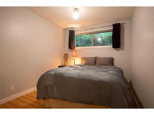 4807 30 Avenue Sw, Calgary, AB - Indoor Photo Showing Bedroom