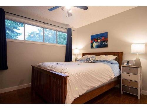 4807 30 Avenue Sw, Calgary, AB - Indoor Photo Showing Bedroom