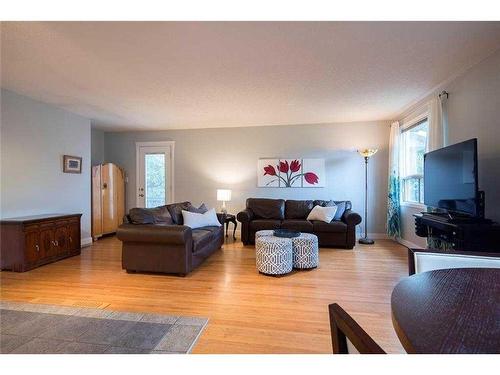 4807 30 Avenue Sw, Calgary, AB - Indoor Photo Showing Living Room