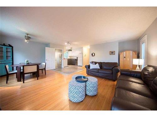 4807 30 Avenue Sw, Calgary, AB - Indoor Photo Showing Living Room