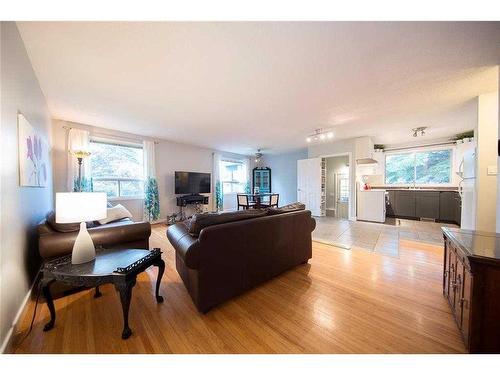 4807 30 Avenue Sw, Calgary, AB - Indoor Photo Showing Living Room