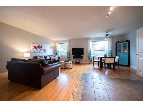 4807 30 Avenue Sw, Calgary, AB - Indoor Photo Showing Living Room