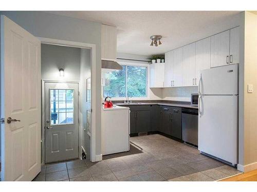 4807 30 Avenue Sw, Calgary, AB - Indoor Photo Showing Kitchen