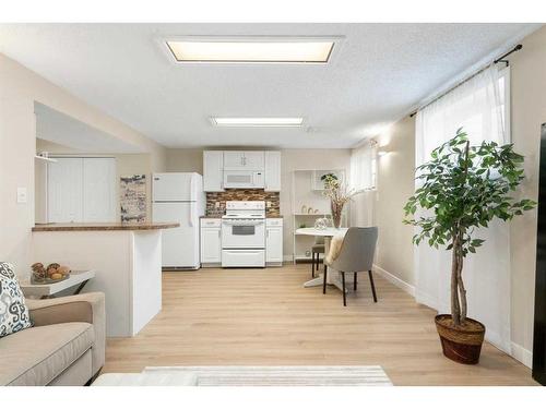 543 Summerwood Place Se, Airdrie, AB - Indoor Photo Showing Kitchen