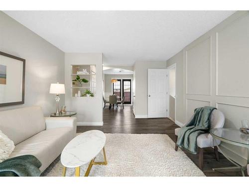 543 Summerwood Place Se, Airdrie, AB - Indoor Photo Showing Living Room