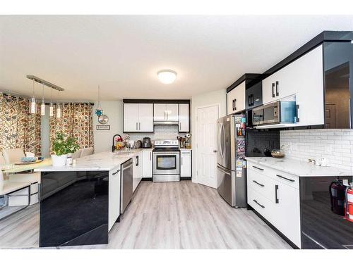 71 Hidden Creek Rise Nw, Calgary, AB - Indoor Photo Showing Kitchen