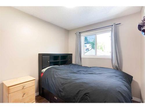 13 Edgeford Road Nw, Calgary, AB - Indoor Photo Showing Bedroom